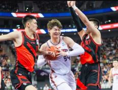 IM体育平台-76人翻盘尼克斯，王哲林刷新纪录