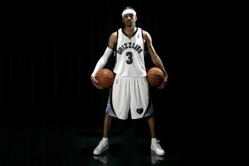 IM体育社区互动入口-快船踏平浙江队，欧文成为关键先生