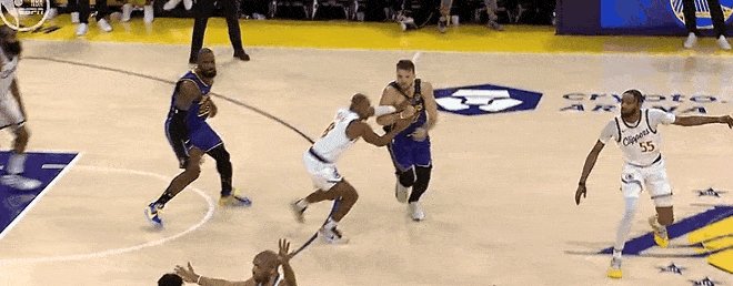 IM体育在线注册-包含职业篮球赛场上激烈对决，双方争分夺秒的词条