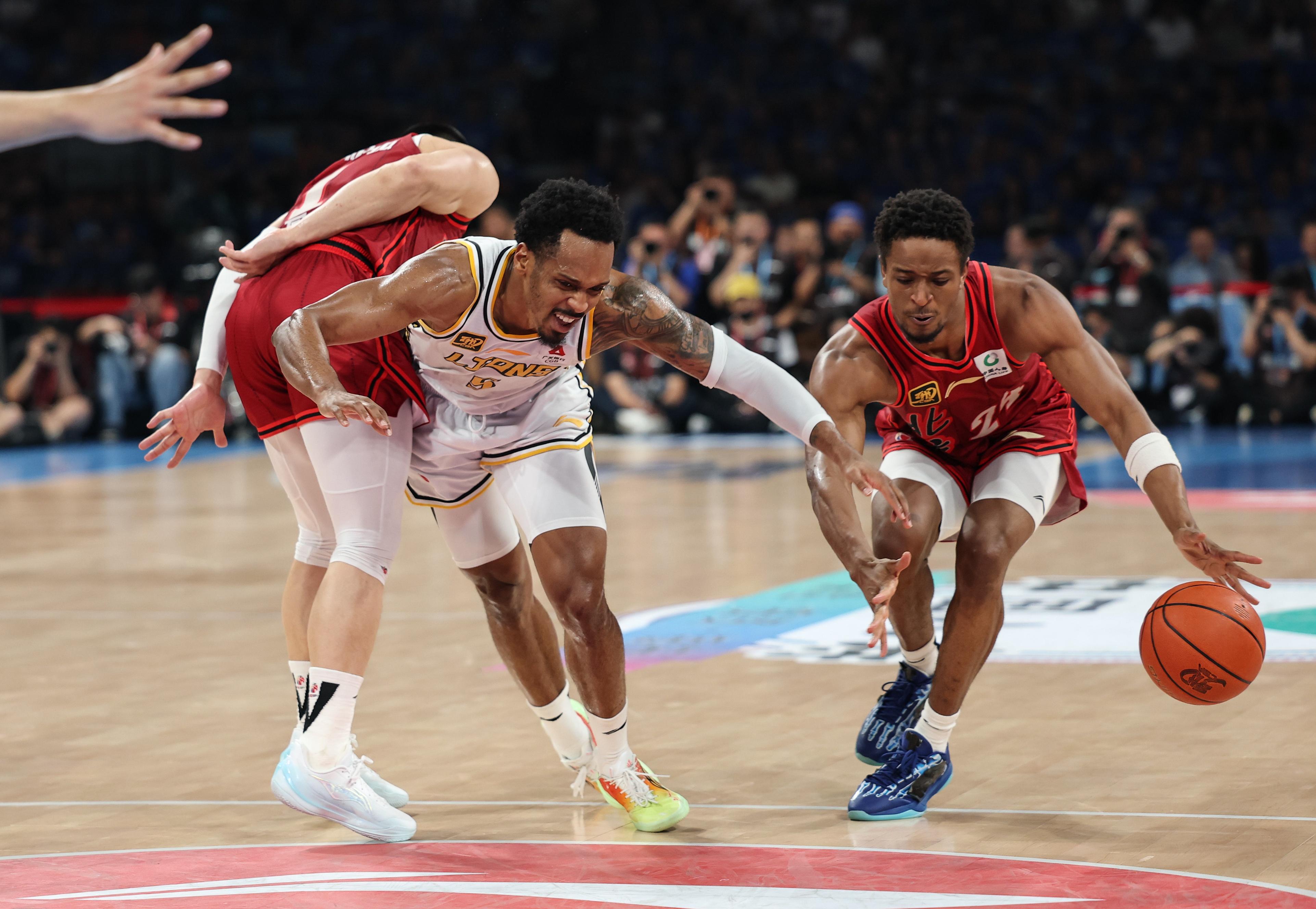 IM体育在线注册-包含职业篮球赛场上激烈对决，双方争分夺秒的词条