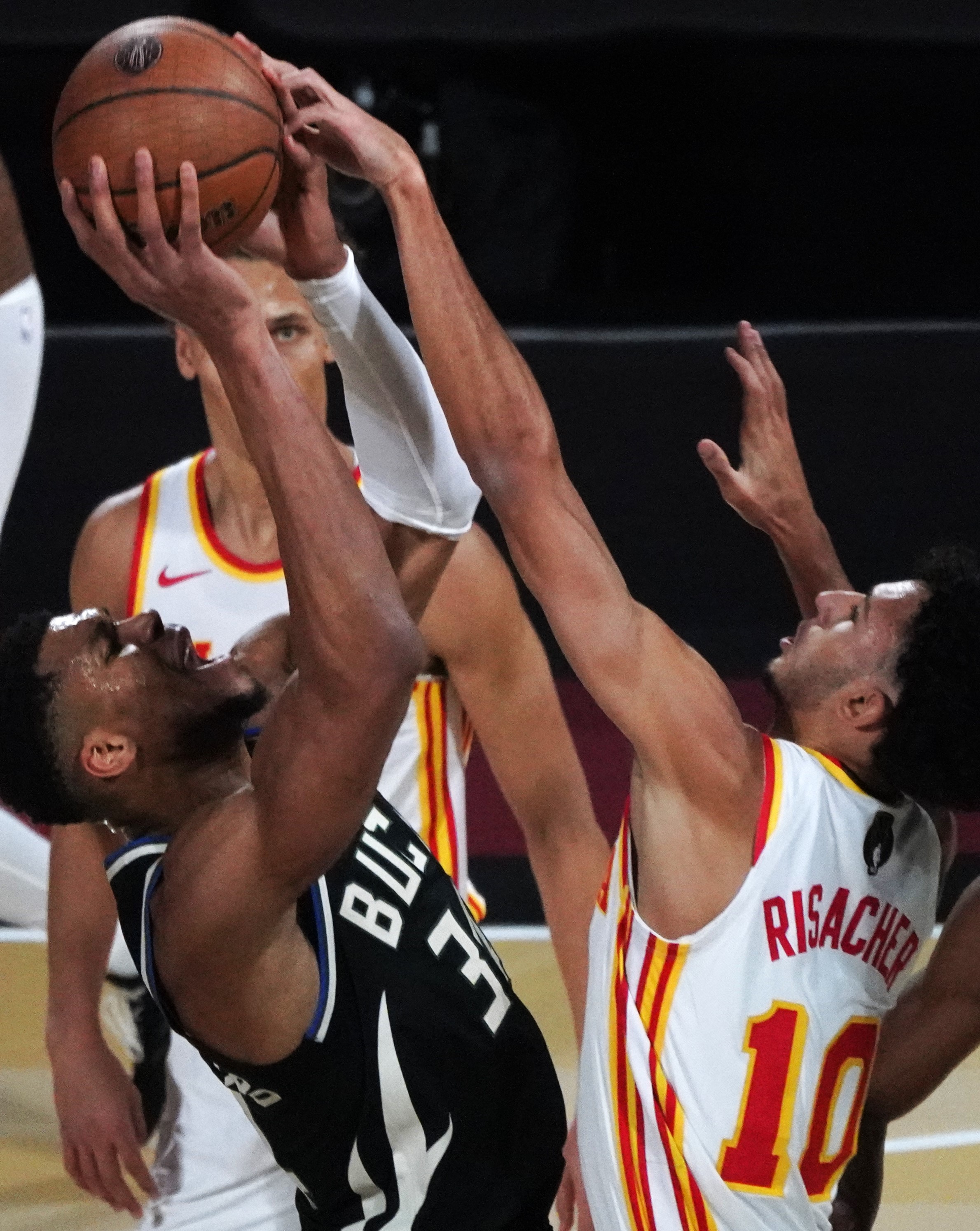 IM体育下载-凯尔特人B队绝地反击雄鹿B队，波特关键制胜