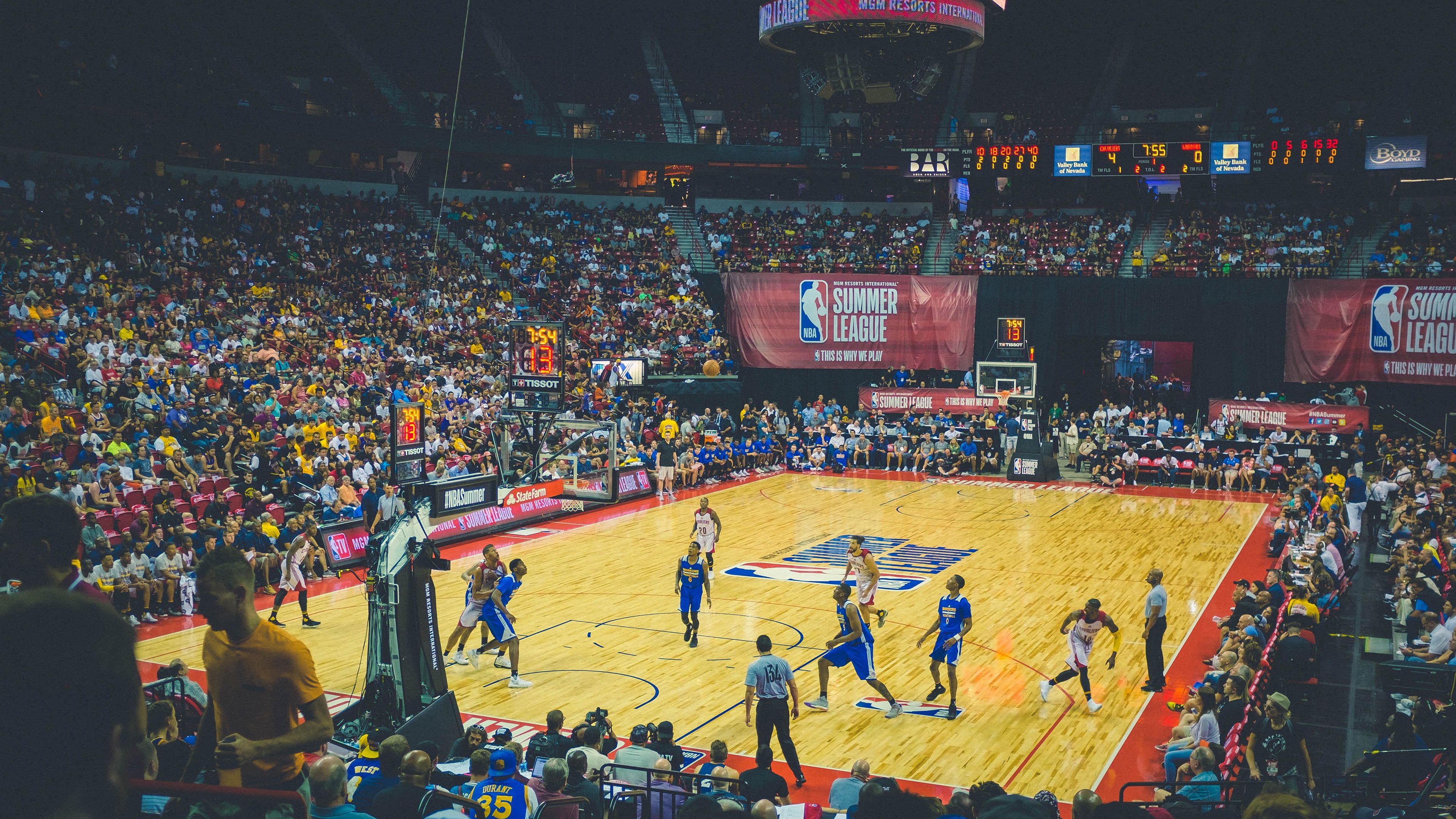 IM体育官方网-引擎与篮筐的共振，当F1街道赛的轰鸣遇见辽宁男篮的绝杀